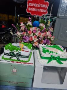 bánh sinh nhật và hoa tặng thành phát